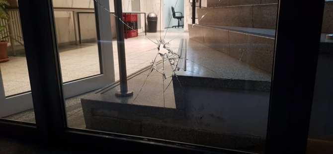Almanya'da camiye taşlı saldırı