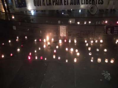 Mumlar Paris'te Özgecan için yakıldı