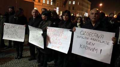Özgecan, Münih Meydanı'nda mumlarla anıldı
