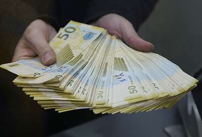 Azerbaycan manatı %34 değer kaybetti