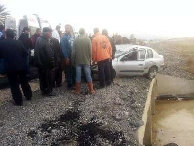 Lastiği patlayan otomobil takla attı, dereye uçmaktan kurtulan 3 kişi yaralandı