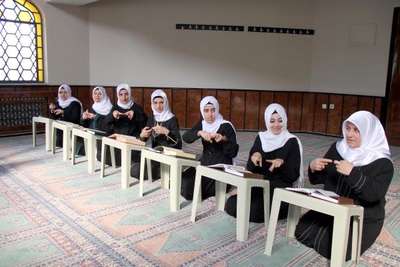 İşitme engellilere işaret dili ile Kuran kursu