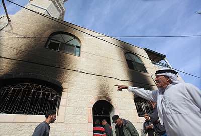 Batı Şeria'da bir cami kundakladı