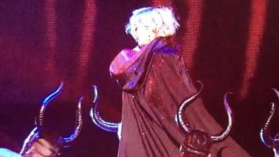 Madonna ile Giorgio Armani arasında 'pelerin’ polemiği