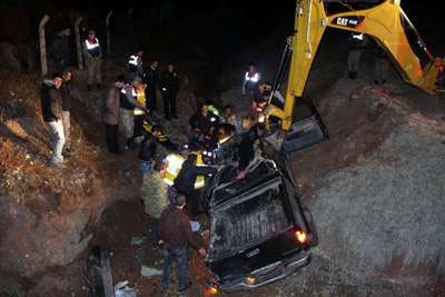 Pikap menfeze uçtu: 1 ölü, 2 yaralı