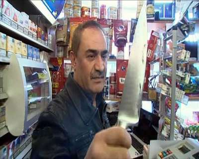 Türk işletmeci soyguncuyu bıçakla kovaladı