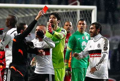 Beşiktaş kırmızı karta abone