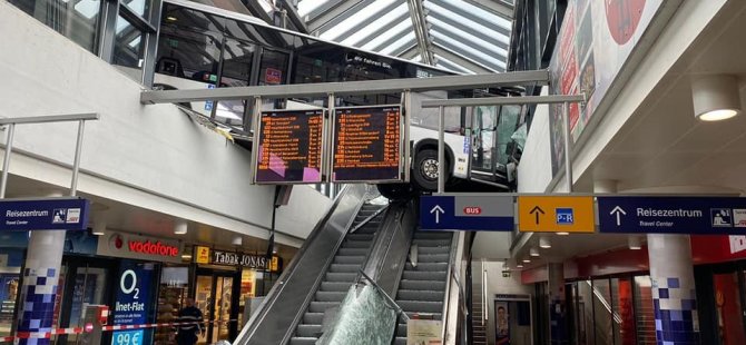Almanya'da otobüs, istasyona daldı: 2 yaralı