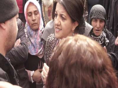 Buldan ile polis arasında pankart gerginliği