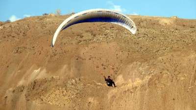 Karlı dağların doruklarında adrenalin tutkusu