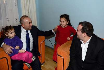 Çavuşoğlu, ırkçılığa maruz kalan aileye ziyaret