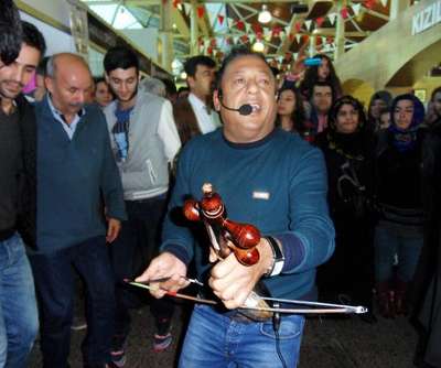 Midyatlı kemençe ustasından Kürtçe şarkı ve halay