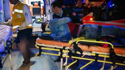 Otomobil park edilen halk otobüsüne çarptı: 4 yaralı