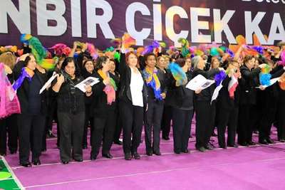 ‘1001 Çiçek Kadın Korosu' şehitleri unutmadı