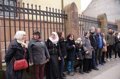 Müslümanlar sinagogu çembere aldı