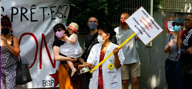 Fransa’da sağlık çalışanlarından protesto