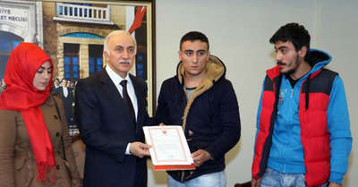 Şehit ailelerine 2 daire bağışladı