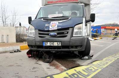 Kamyonetin çarptığı elektrikli bisiklet sürücüsü öldü