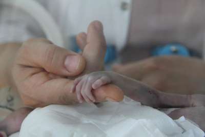 'Parmak bebek' hayata tutundu