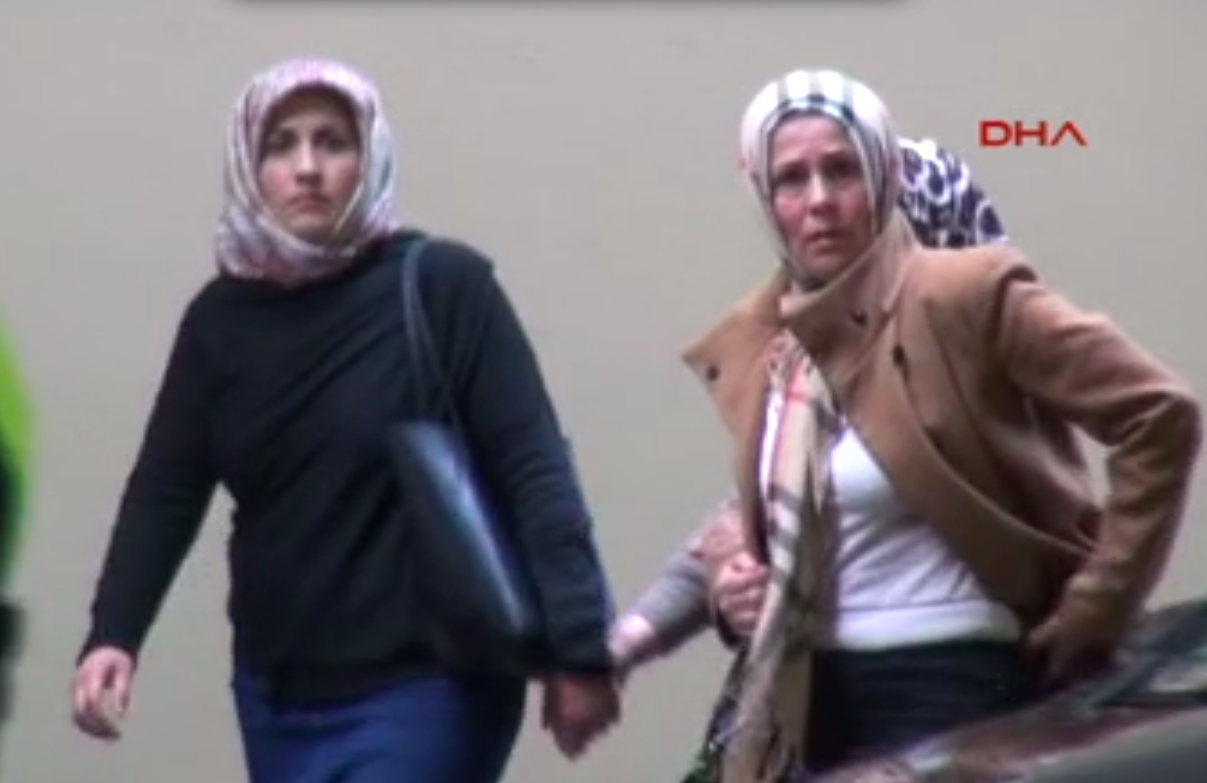 Yakınları düşen uçakta olan Türkler havaalanına koştu