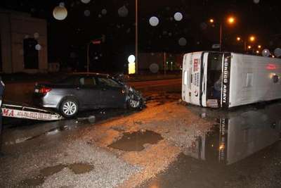 OTOMOBİL İLE MİDİBÜS ÇARPIŞTI: 1 ÖLÜ, 2 YARALI
