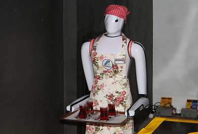 Robot garsonlar servis yapıyor