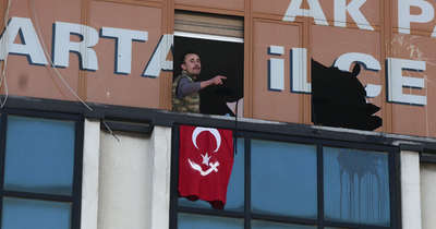 AK Parti binasına silahlı bir kişi girdi