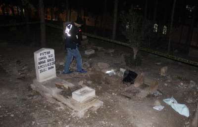 Suriyeli bebeğin cesedi mezarından çıkarıldı