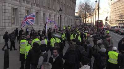 Londra'da Charlie Hebdo protestosunda gerginlik