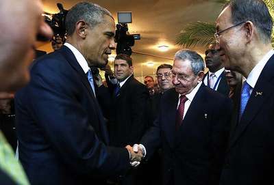Obama ve Castro el sıkıştı