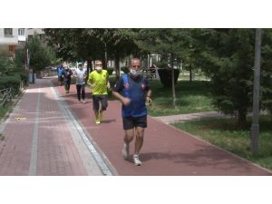 65 yaş üstü sporcular parkta bir araya geldi