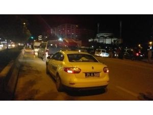 Kırıkkale'de Silahlı Kavgada 5 Kişi Yaralandı, Şüpheliler Kaçtıkları Minibüsle 2 Polise Çarptı