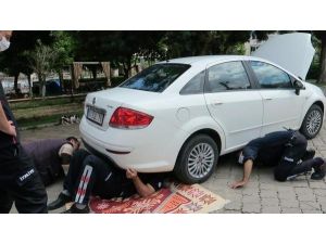 Otomobilde Sıkışan Yavru Kedi, Tamirhanede Kurtarıldı