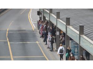 Normalleşmenin ilk sabahı metrobüs durağında insan yoğunluğu
