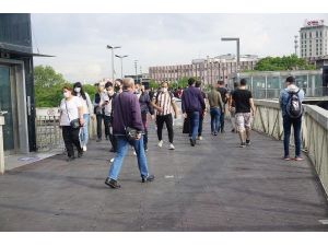 Yeni Normalin İlk Gününde Metrobüslerde Yoğunluk