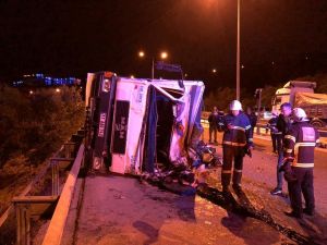 Sebze yüklü kamyon devrildi: Biri ağır 3 yaralı