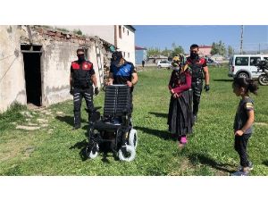 Polisler, Filiz'in Akülü Araba Hayalini Gerçekleştirdi
