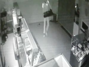Okul kantininden hırsızlık yapan şahıs kamerada