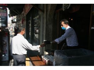 İş yerini açtı vatandaşa çorba dağıttı