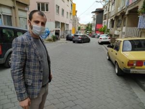 Sokak üzerindeki araçları böyle tekmelediler