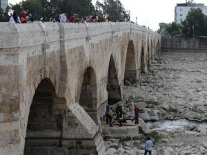 Köprüden Seyhan Nehri'ne Atlayan Kadın, Kurtarıldı