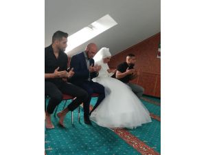 İslam'ı Seçen Avusturyalı Şampiyon Dövüşçü Ott'un Nişanlısı Da Müslüman Oldu