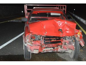 Ehliyetsiz Sürücünün Traktörüne Kamyonet Çarptı: 3 Yaralı