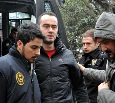 Gözaltına alınan polislerin 5'i sağlık kontrolünden geçirildi