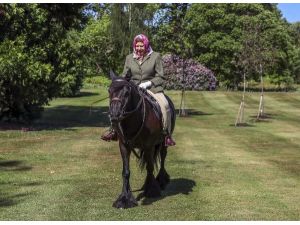 İngiltere'de Karantinadan Çıkan Kraliçe Elizabeth 72 Gün Sonra İlk Kez Görüntülendi