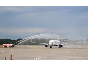 Antalya'ya Gelen İlk Uçak, Su Takıyla Karşılandı