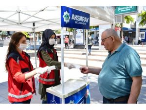 Aksaray Belediyesi maske dağıtımını sürdürüyor