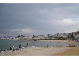 Kuşadası'nda Plaj Ve İşletmeler Yağmur Nedeniyle Boş