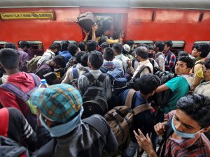 Hindistan'da Tren Seferlerinin Kısmen Başlaması Uzun Kuyruklar Oluşturdu