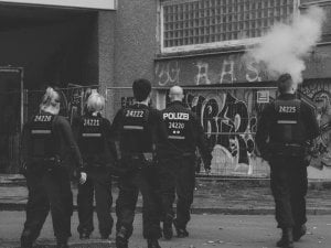 Virüs değil sağcıların saldırı tehdidi: Almanya’da polis eşliğinde ibadet